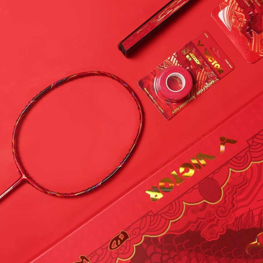 【凱將體育羽球店】勝利 龍年系列 龍騰四海 球拍禮盒 龍年主題球拍、握把布、拍線、主題摺扇 JS-CNY GB D 龍年-細節圖2