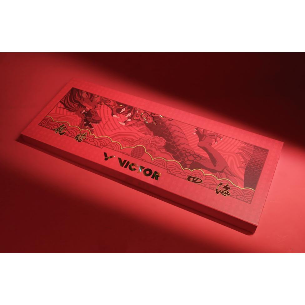 【凱將體育羽球店】勝利 龍年系列 龍騰四海 球拍禮盒 龍年主題球拍、握把布、拍線、主題摺扇 JS-CNY GB D 龍年-細節圖5