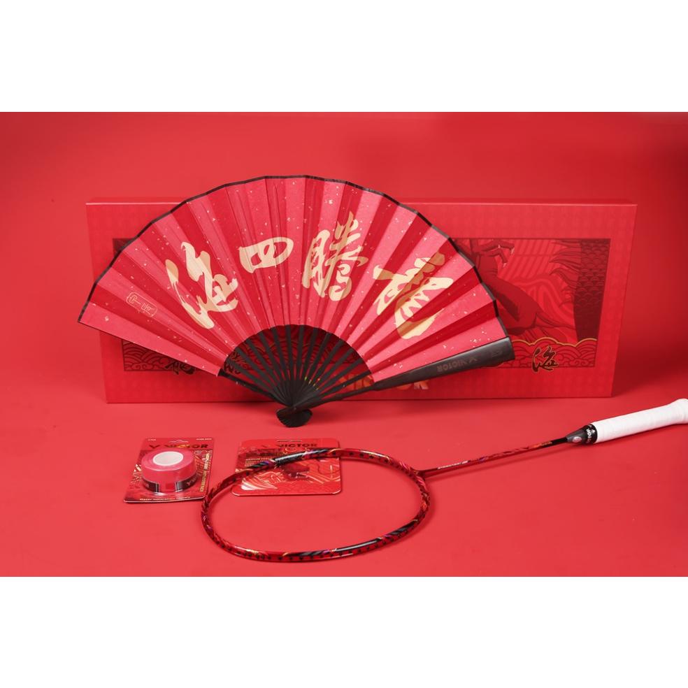 【凱將體育羽球店】勝利 龍年系列 龍騰四海 球拍禮盒 龍年主題球拍、握把布、拍線、主題摺扇 JS-CNY GB D 龍年-細節圖8