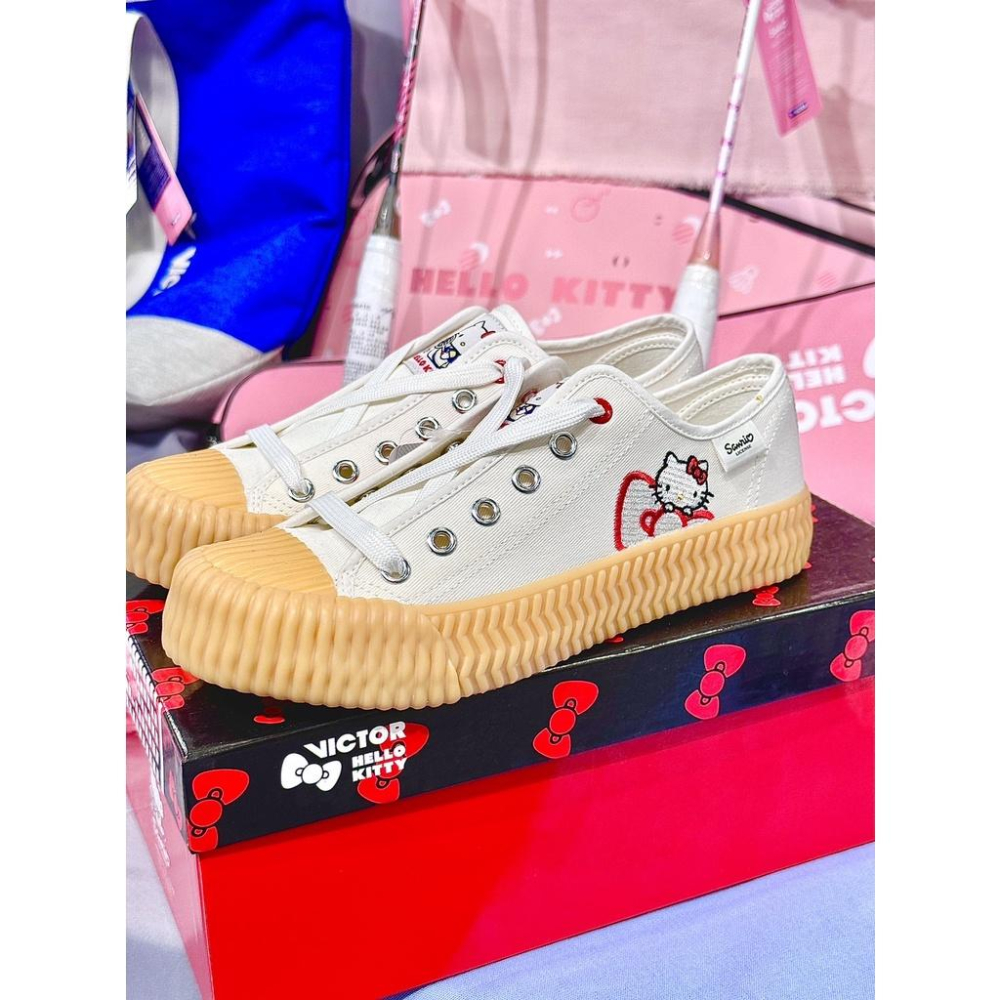 【凱將體育羽球店】VICTOR X HELLO KITTY 聯名帆布鞋 零碼特價 餅乾鞋 可愛 少女 凱蒂貓 羽球-細節圖2