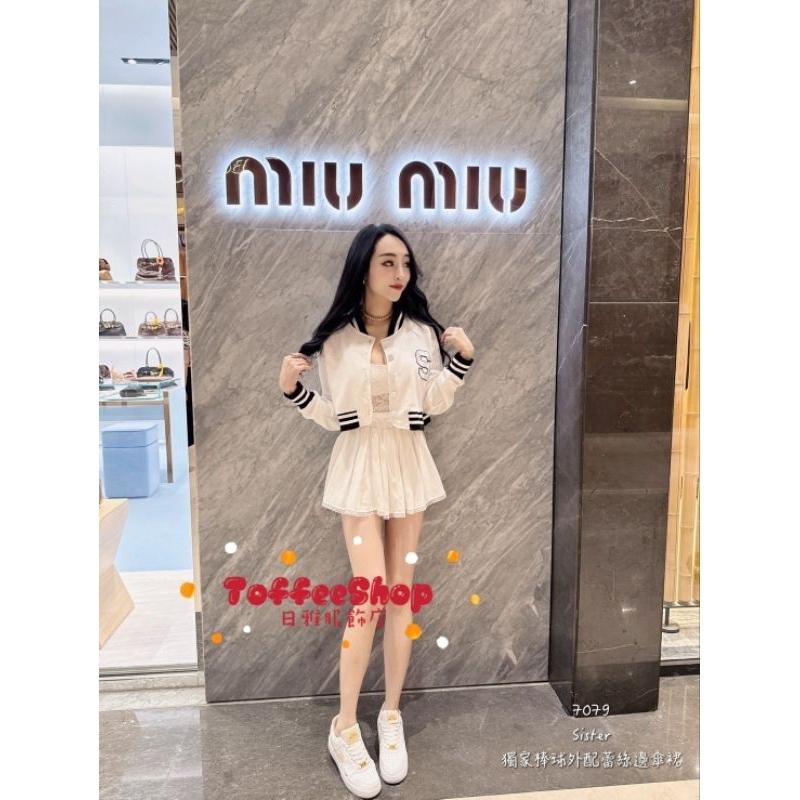 💗現貨黑/白/灰💗7079獨家棒球外套+蕾絲邊傘裙鬆緊腰圍傘裙短裙褲裙兩件式套裝休閒套裝約會套裝-細節圖7
