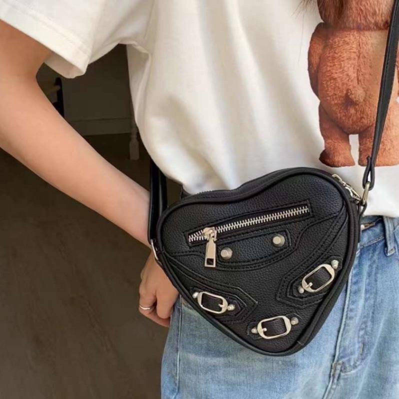 🔥現貨出清秒出🔥只要390_網紅同款質感愛心鉚釘機車斜背包/愛心機車包/ins風格/黃.卡其色/全新兩個750-細節圖2