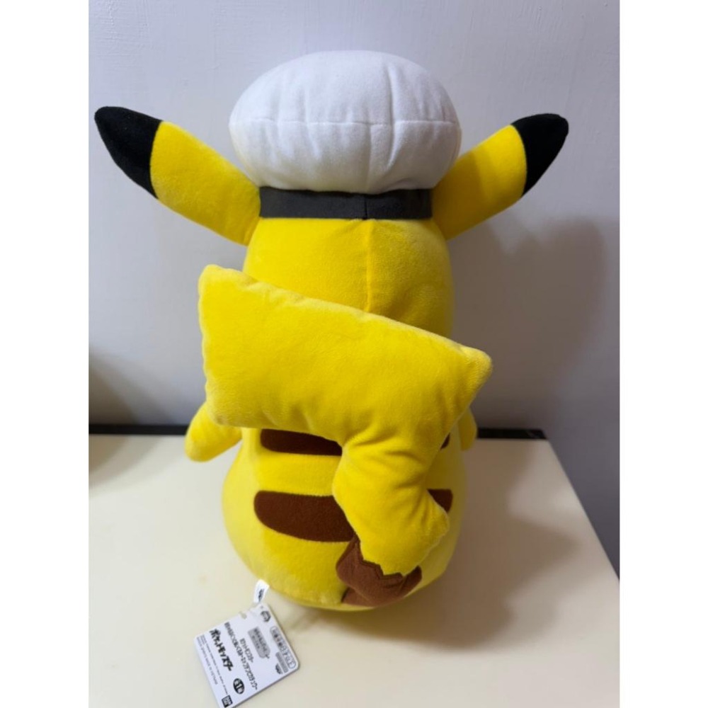 日本帶回 全新現貨 景品 37CM(含帽子) 皮卡丘船長 寶可夢 娃娃 絨毛娃娃 BANPRESTO 日本娃娃機-細節圖2