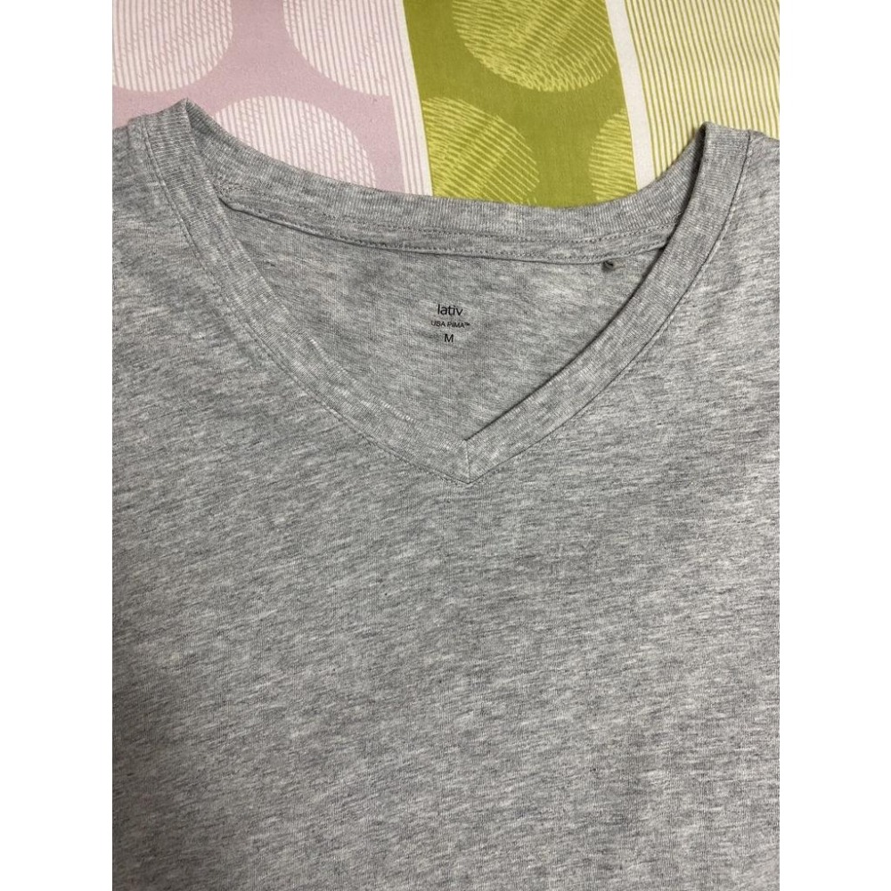 二手 男 LATIV V領T恤 灰色 M號 短袖 棉 素色 休閒 內搭 居家 台灣 品牌 官網 古著-細節圖3