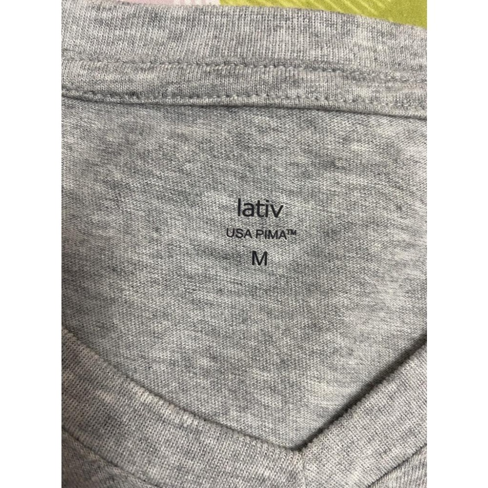 二手 男 LATIV V領T恤 灰色 M號 短袖 棉 素色 休閒 內搭 居家 台灣 品牌 官網 古著-細節圖4