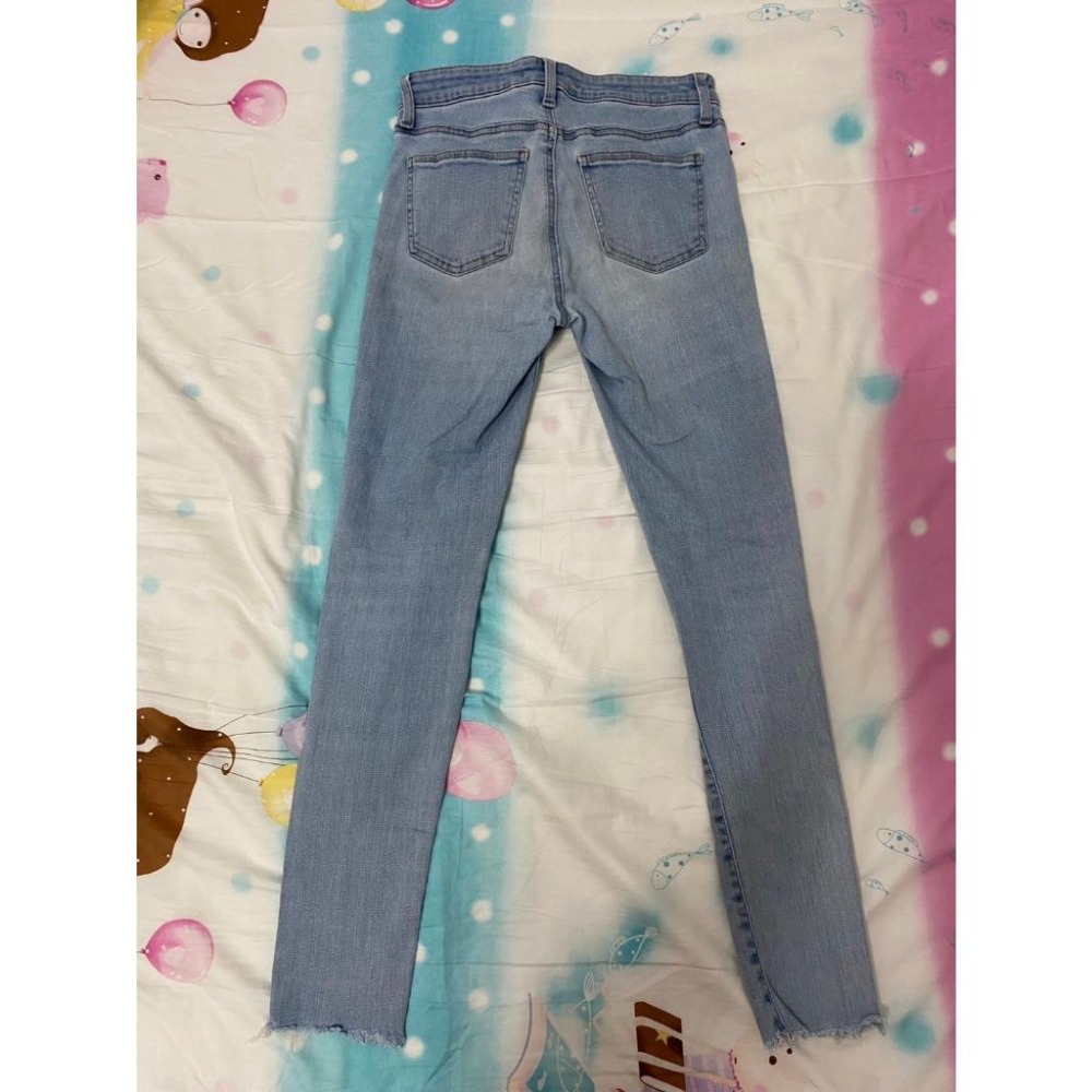 二手 女 UNIQLO 牛仔長褲 藍色 26號 破壞 不收邊 日本 品牌 台灣 門市 牛仔褲 古著-細節圖2