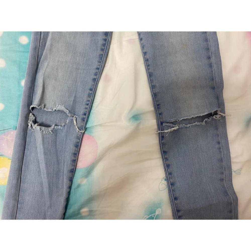 二手 女 UNIQLO 牛仔長褲 藍色 26號 破壞 不收邊 日本 品牌 台灣 門市 牛仔褲 古著-細節圖4
