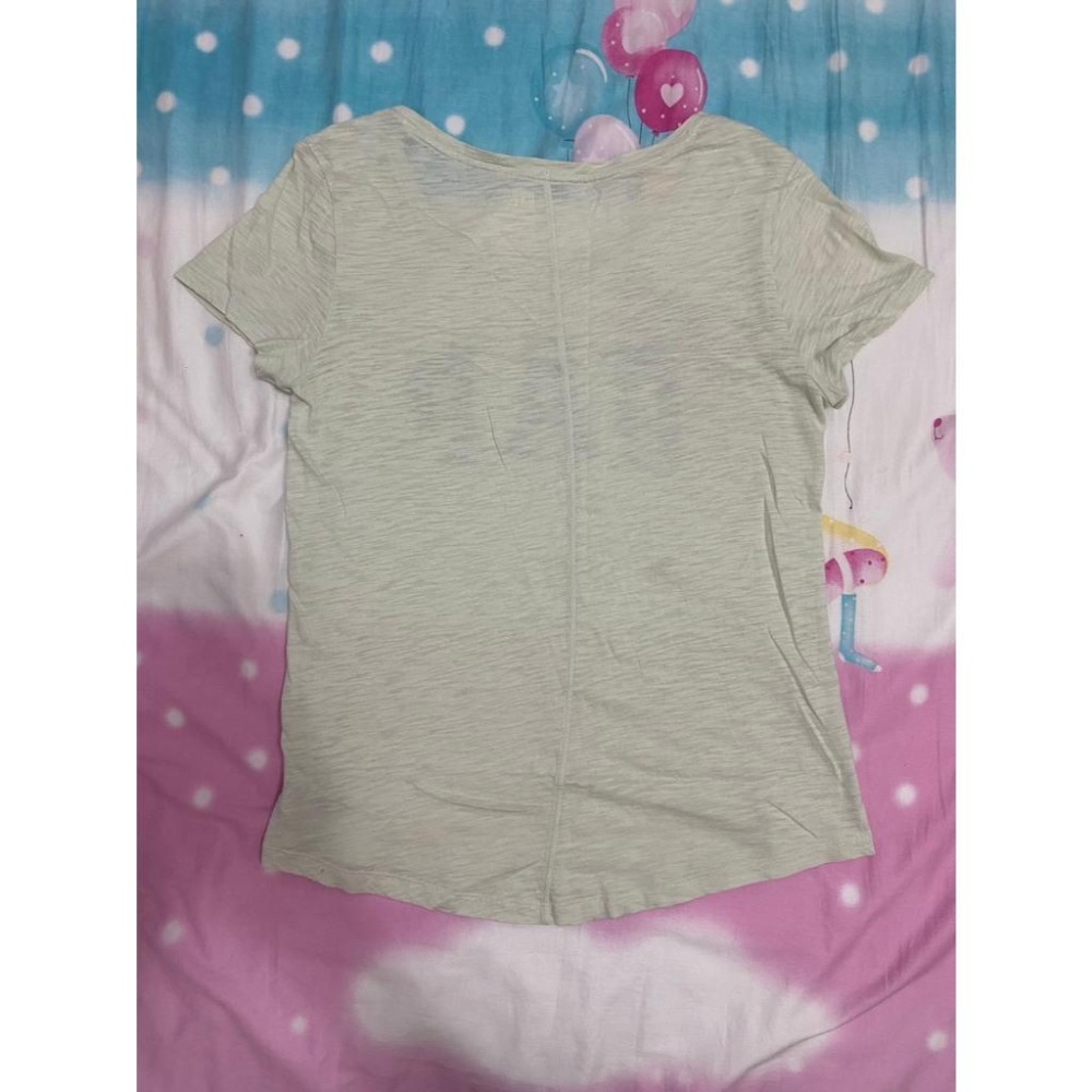 二手 女 GAP 短袖T恤 淺綠色 S號 藍色標誌 英文 薄款 寬鬆 圓弧下擺 短T 圖T 上衣 外搭 旅遊 休閒 古著-細節圖2