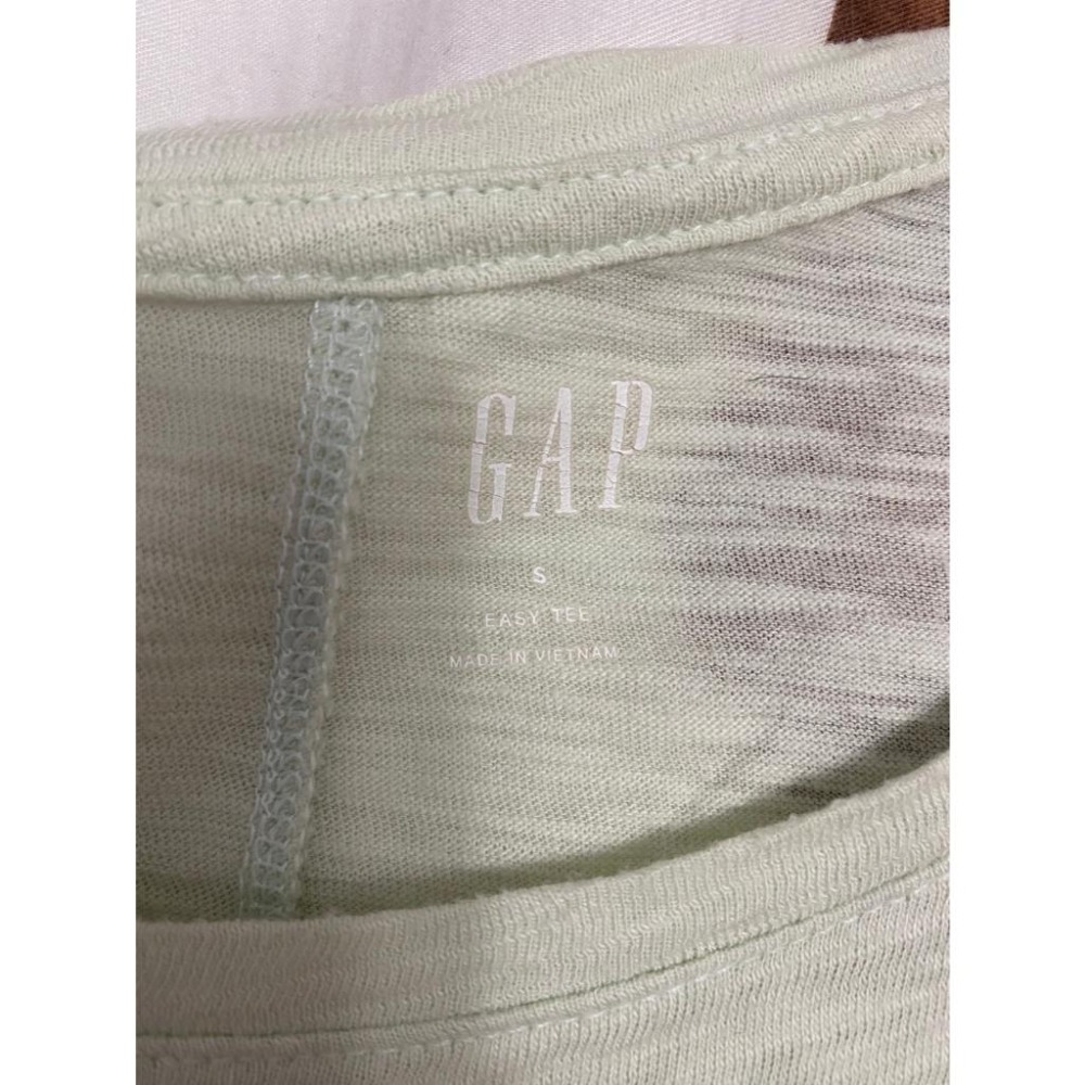 二手 女 GAP 短袖T恤 淺綠色 S號 藍色標誌 英文 薄款 寬鬆 圓弧下擺 短T 圖T 上衣 外搭 旅遊 休閒 古著-細節圖4