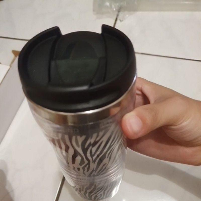 流線玻璃瓶 500ml 全新未使用  隨行杯 冰淇淋杯 2入1組浮雕高腳杯 樂扣樂扣優質矽膠提袋水壺 580ml-細節圖7