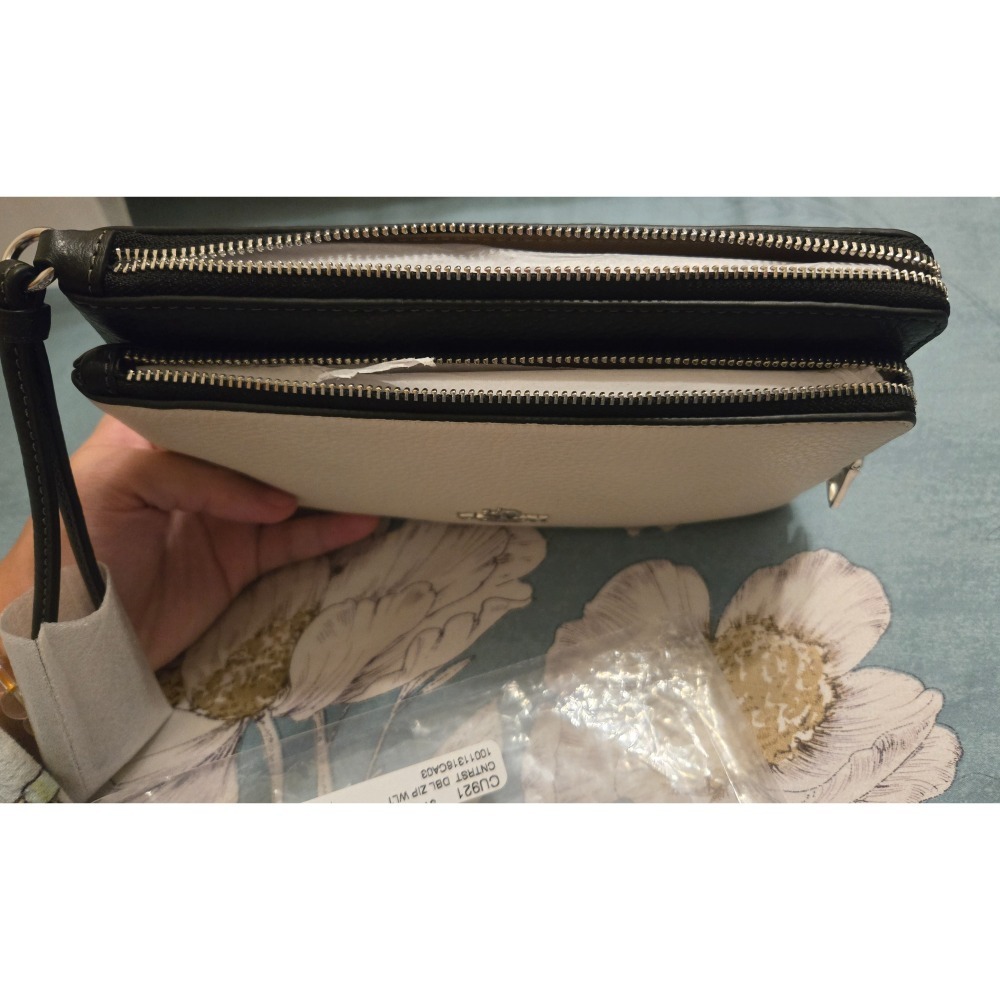 COACH 拚色荔枝紋大小雙層拉鍊大手拿包-黑/白-細節圖2