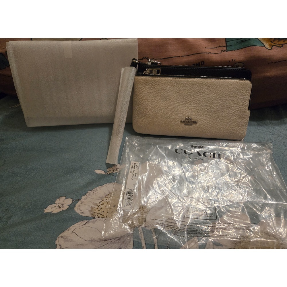 COACH 拚色荔枝紋大小雙層拉鍊大手拿包-黑/白-細節圖3