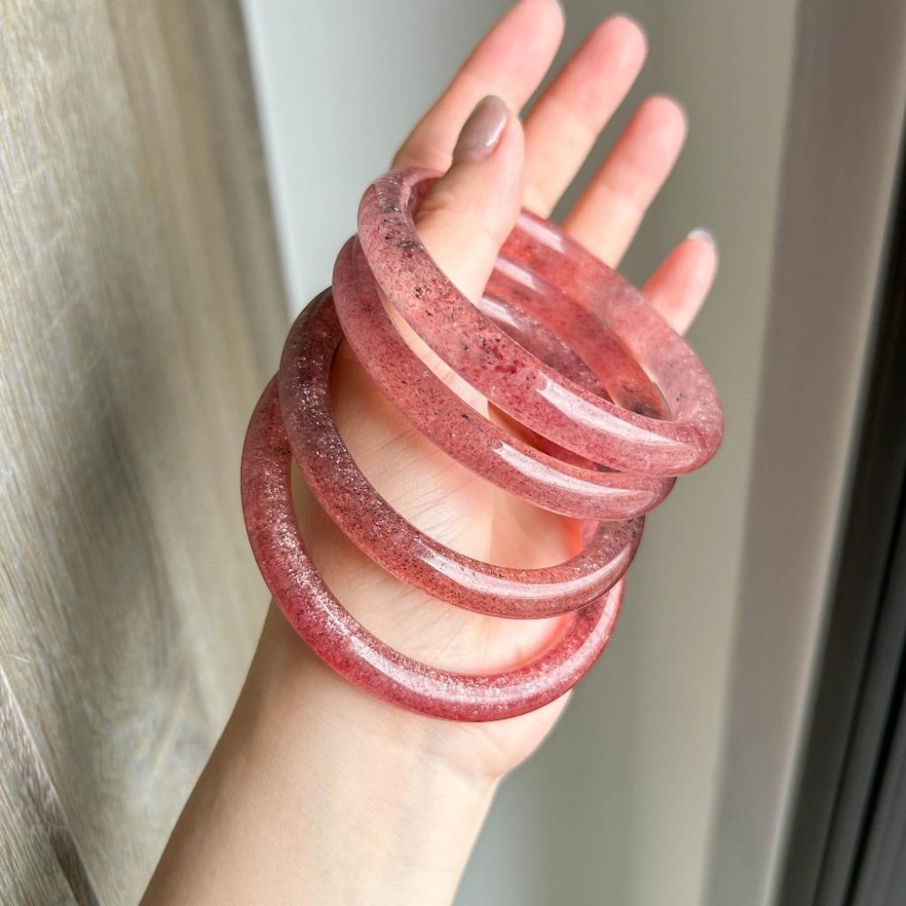 天然水晶礦石AA621(B)草莓晶紅草莓黑爆閃圓條手鐲(55圈口)福利價-細節圖2