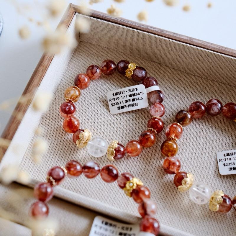 𝑨𝒎𝒆𝒍𝒊𝒂 𝑱𝒆𝒘𝒆𝒍𝒓𝒚 ⋆̩☽ 《踏莎行·元旦》高品紅膠花雪花幽靈原創設計手鍊｜水晶手鍊｜轉運招財新年聖誕禮物-細節圖2