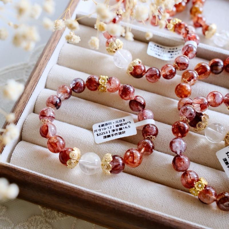 𝑨𝒎𝒆𝒍𝒊𝒂 𝑱𝒆𝒘𝒆𝒍𝒓𝒚 ⋆̩☽ 《踏莎行·元旦》高品紅膠花雪花幽靈原創設計手鍊｜水晶手鍊｜轉運招財新年聖誕禮物-細節圖3