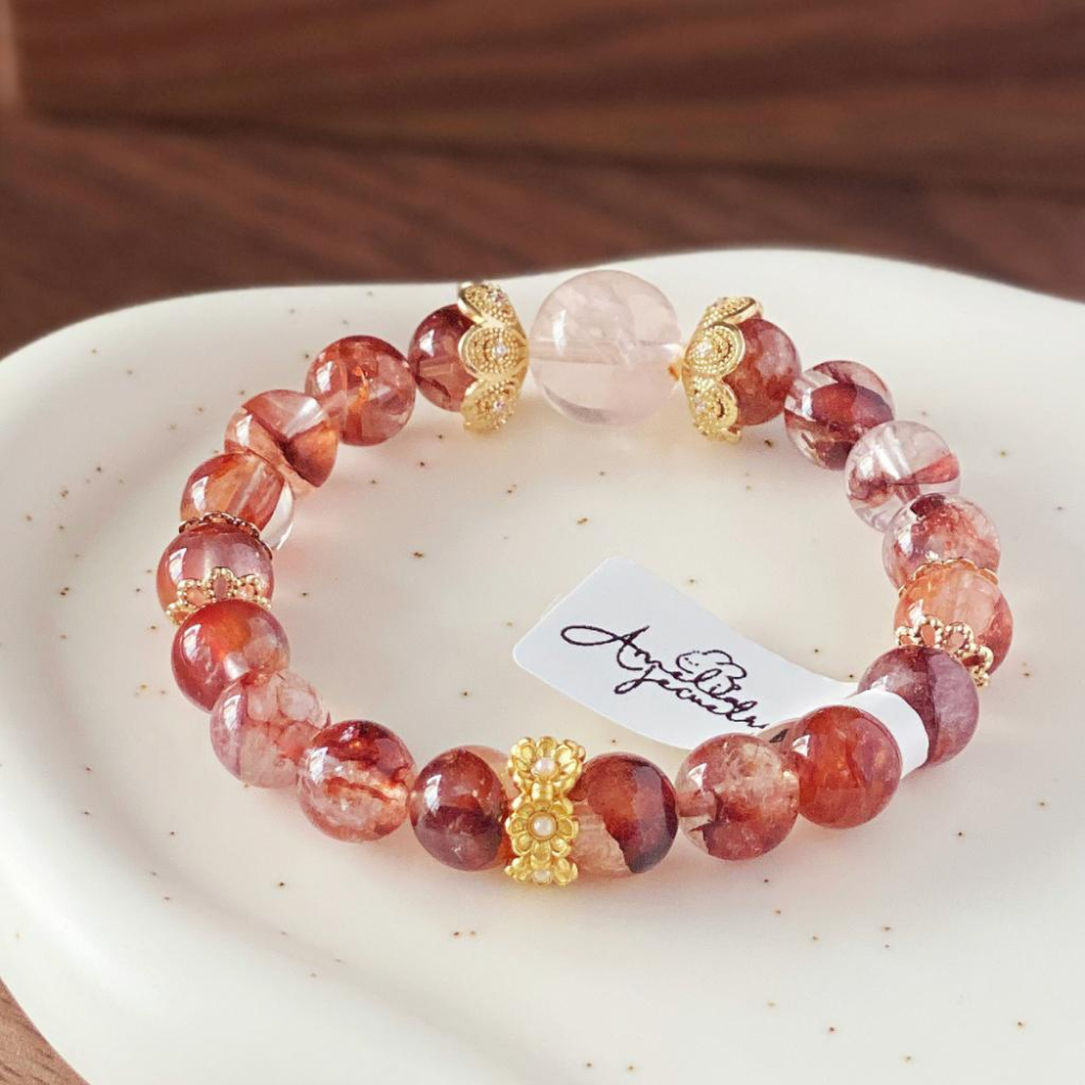 𝑨𝒎𝒆𝒍𝒊𝒂 𝑱𝒆𝒘𝒆𝒍𝒓𝒚 ⋆̩☽ 《踏莎行·元旦》高品紅膠花雪花幽靈原創設計手鍊｜水晶手鍊｜轉運招財新年聖誕禮物-細節圖5