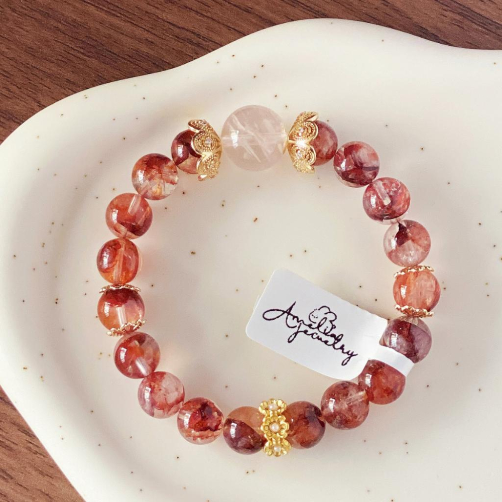 𝑨𝒎𝒆𝒍𝒊𝒂 𝑱𝒆𝒘𝒆𝒍𝒓𝒚 ⋆̩☽ 《踏莎行·元旦》高品紅膠花雪花幽靈原創設計手鍊｜水晶手鍊｜轉運招財新年聖誕禮物-細節圖6