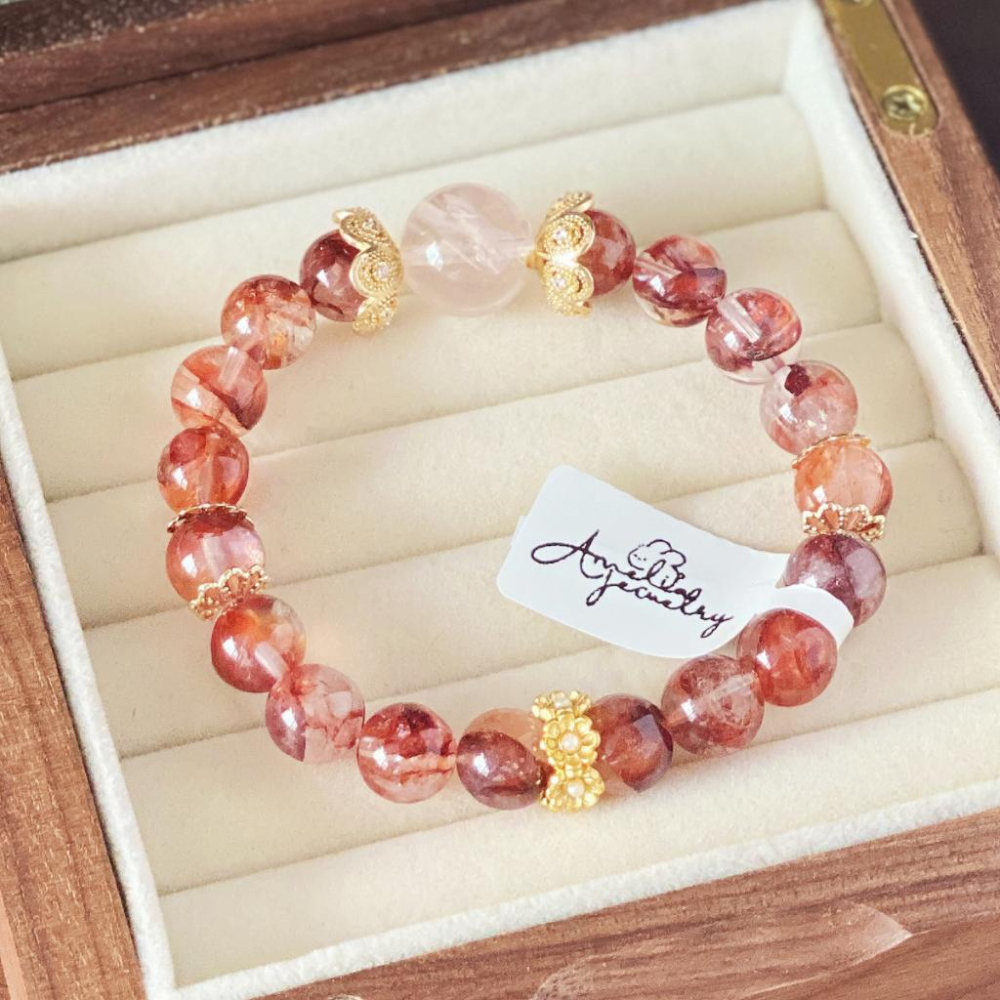 𝑨𝒎𝒆𝒍𝒊𝒂 𝑱𝒆𝒘𝒆𝒍𝒓𝒚 ⋆̩☽ 《踏莎行·元旦》高品紅膠花雪花幽靈原創設計手鍊｜水晶手鍊｜轉運招財新年聖誕禮物-細節圖7