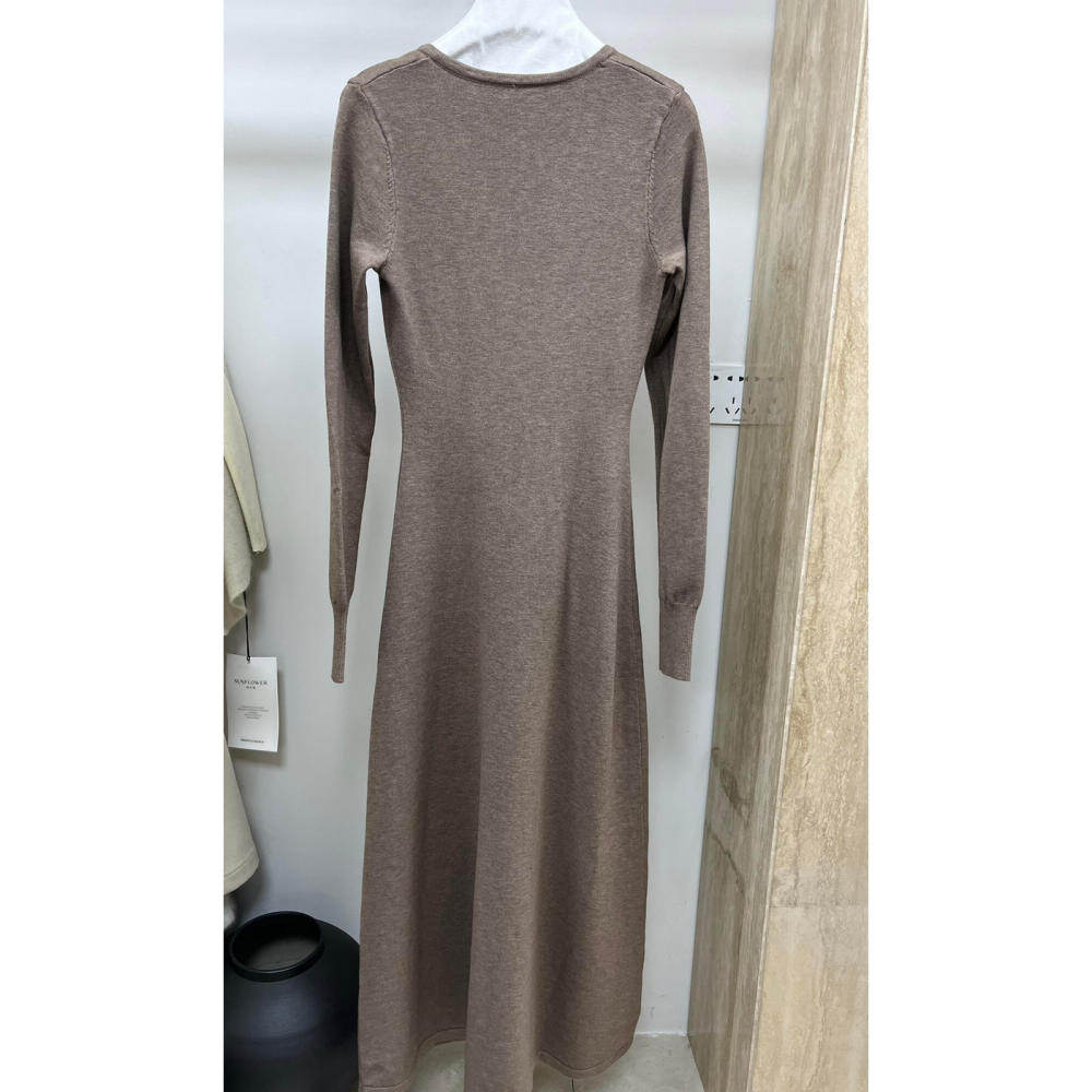 韓系氣質慵懶風V領修身針織連身長裙(配披肩)-細節圖8