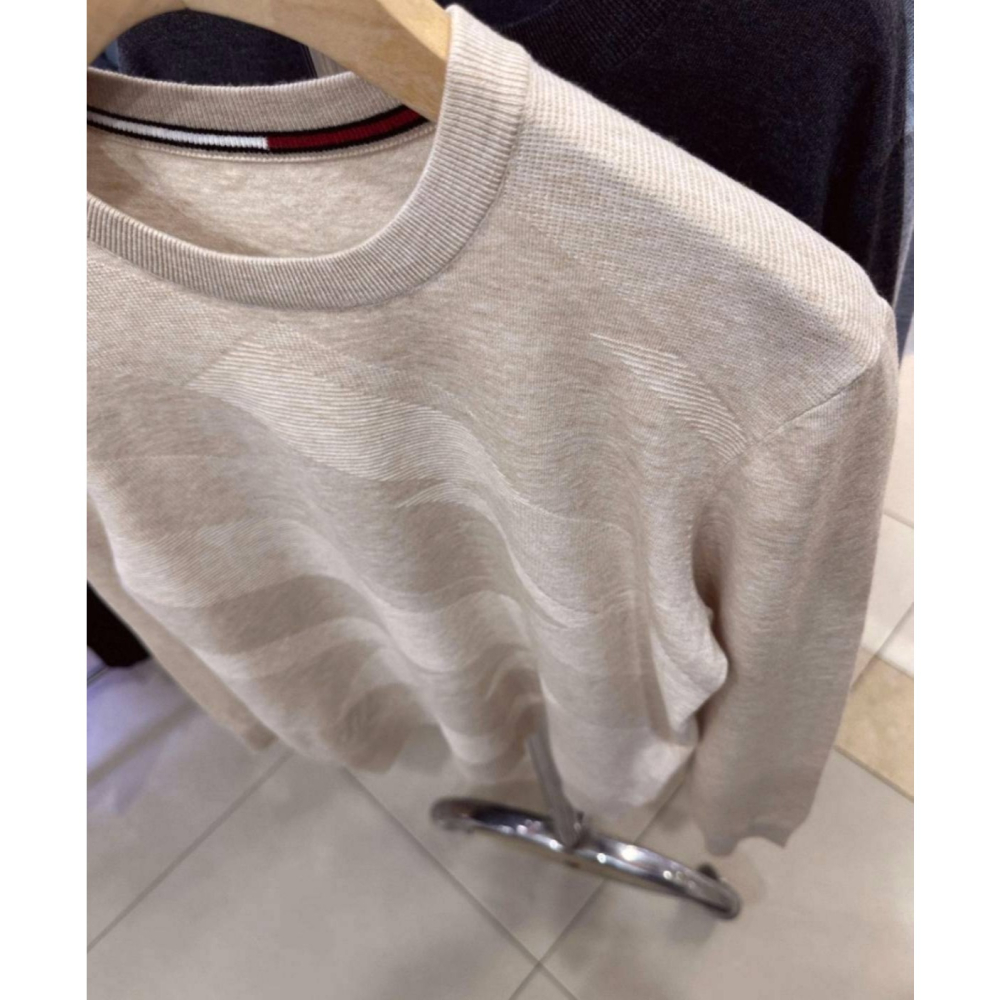 [Ｃ.M.平價精品館]XL、2XL碼現貨特價/出口專櫃精品出清特價修身有型知性品味淺卡其長袖針織上衣-細節圖7