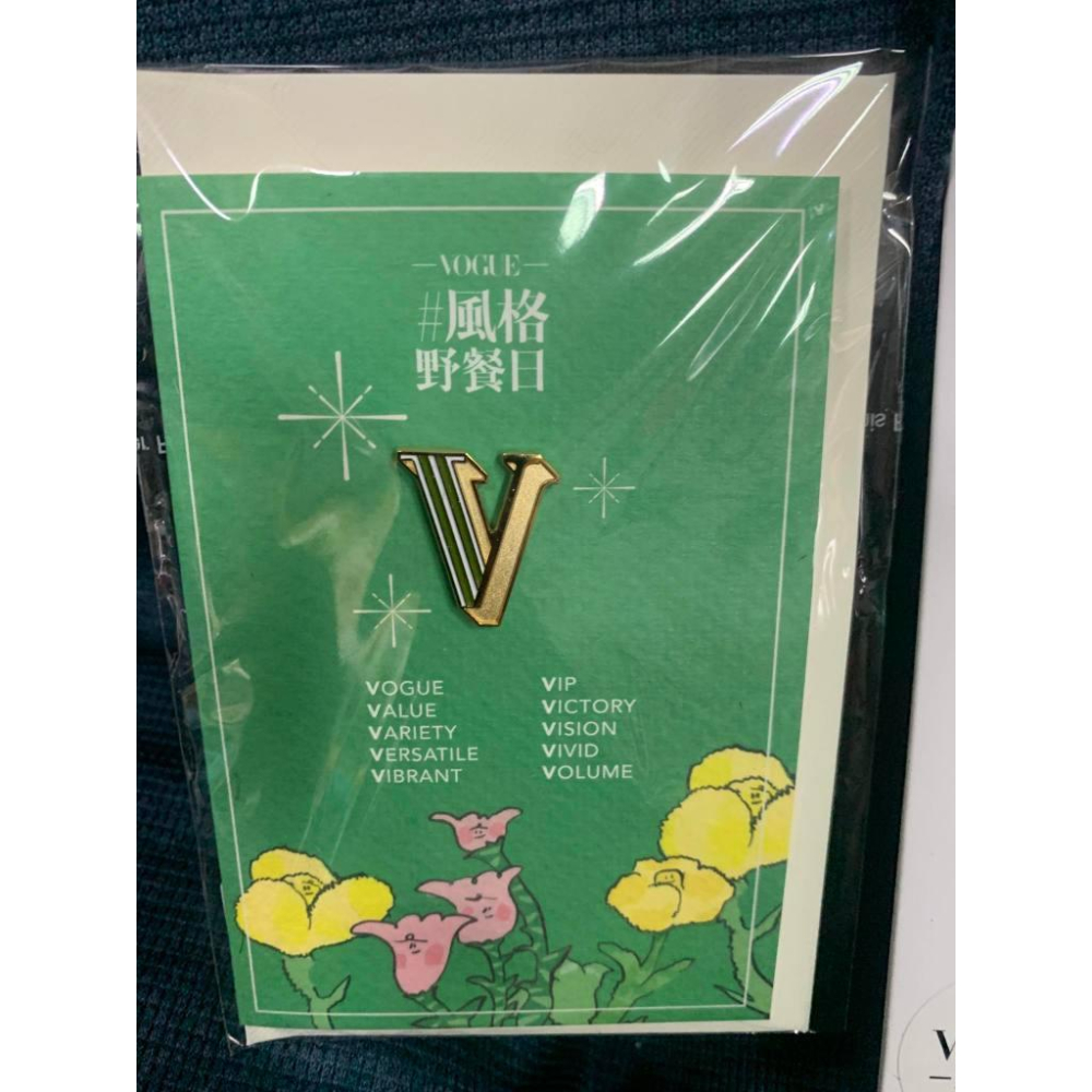 Vogue 野餐 + 周年紀念V徽章卡 （字母徽章+卡片+信封一組）紋身貼紙 紀念品-細節圖2