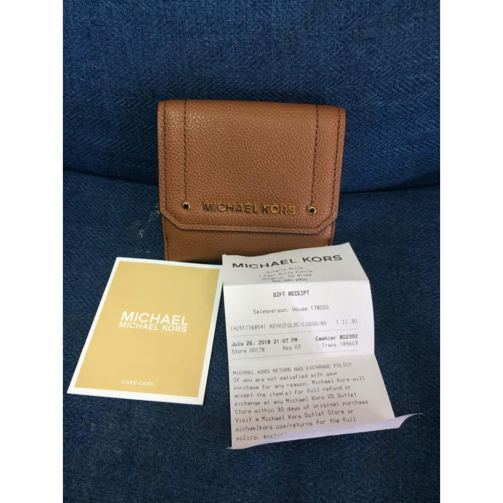 MICHAEL KORS HAYES 金字LOGO荔枝紋皮革三折短夾(駝色)-細節圖3