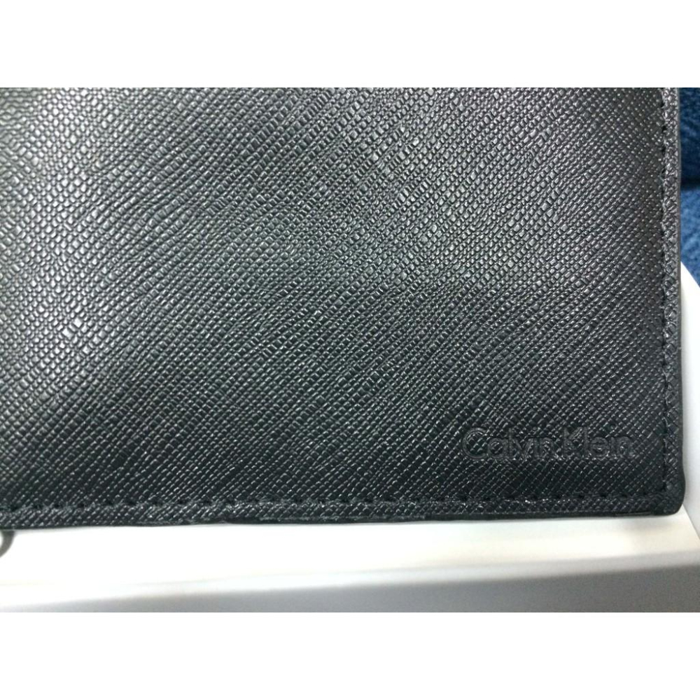 Calvin Klein 經典荔枝紋皮革LOGO短夾-黑色-細節圖2