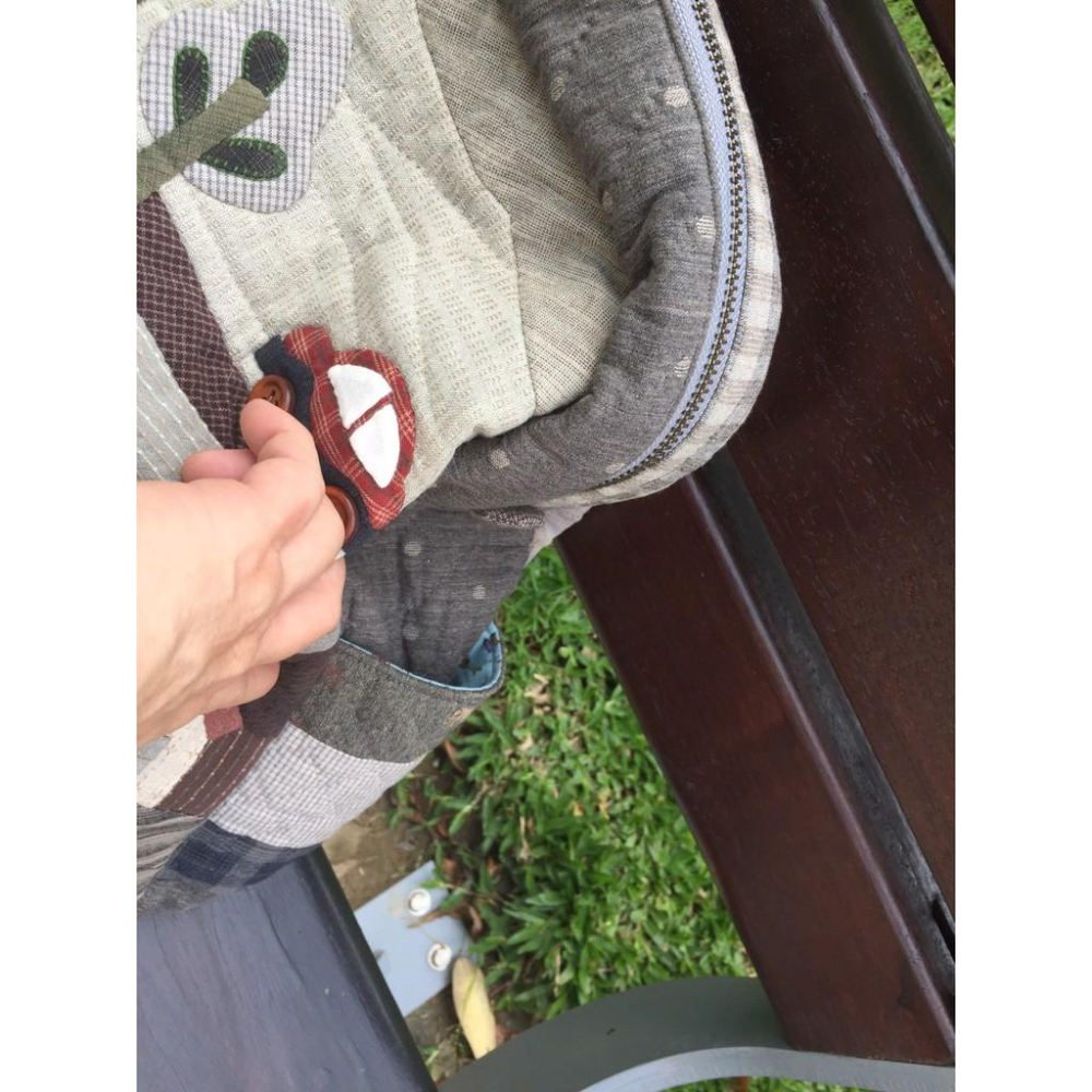 【🎁成品】 手工拼布包 後背包🎒恬靜鄉道🏡🚗🌳　上課 上班 背包 OL 大學生-細節圖5