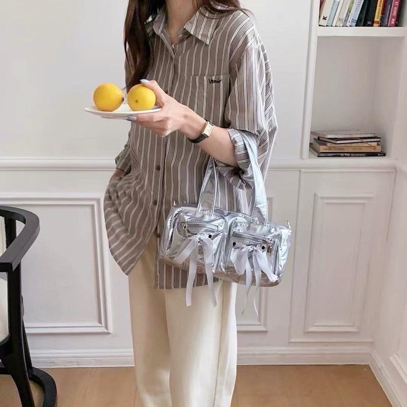 𝐖𝐚𝐘♡·現貨銀｜🇰🇷韓系蝴蝶結空氣感機車包 手提包 斜跨包 肩背包 質感包包✨-細節圖4