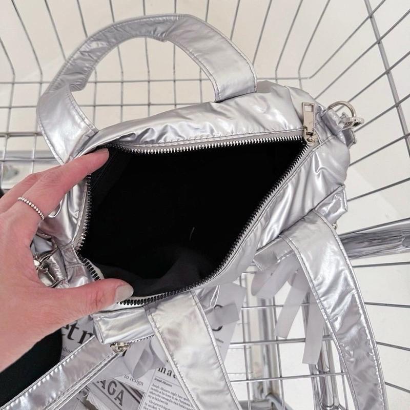 𝐖𝐚𝐘♡·現貨銀｜🇰🇷韓系蝴蝶結空氣感機車包 手提包 斜跨包 肩背包 質感包包✨-細節圖7