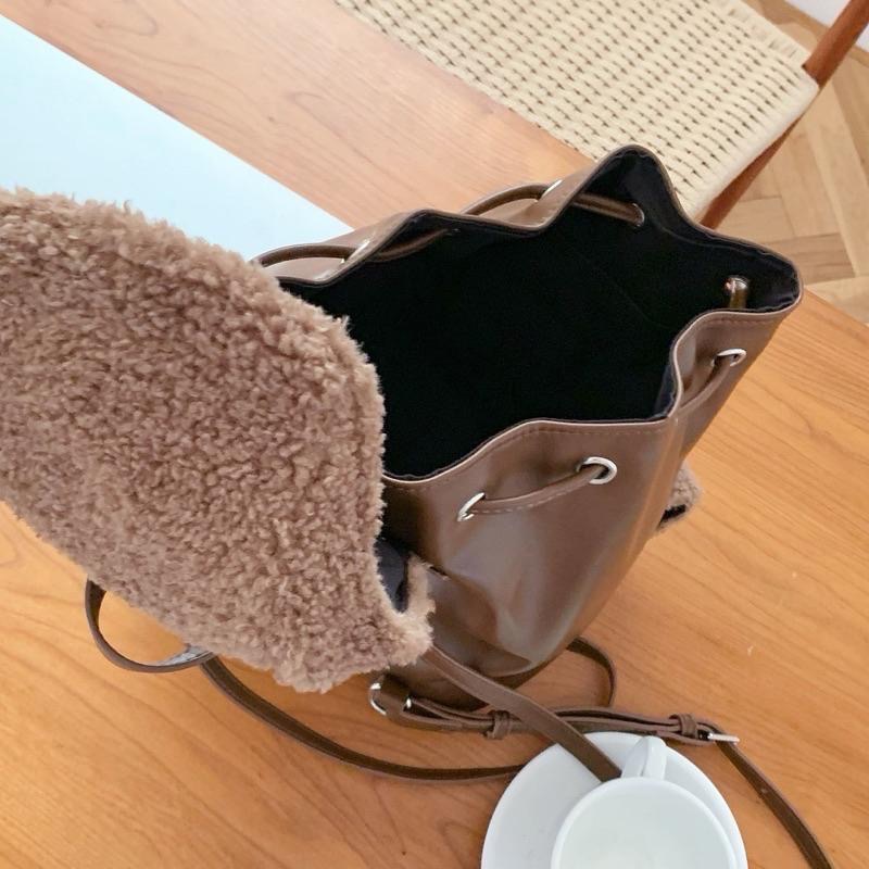 𝐖𝐚𝐘♡·現貨棕｜可愛必備౨ৎ 韓款超Q毛毛撞色拼接皮革後背包 實用雙肩包 束口包 手提包✨-細節圖9