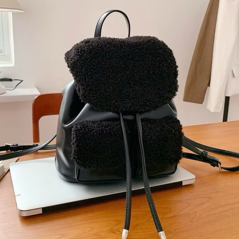 𝐖𝐚𝐘♡·現貨棕｜可愛必備౨ৎ 韓款超Q毛毛撞色拼接皮革後背包 實用雙肩包 束口包 手提包✨-規格圖9