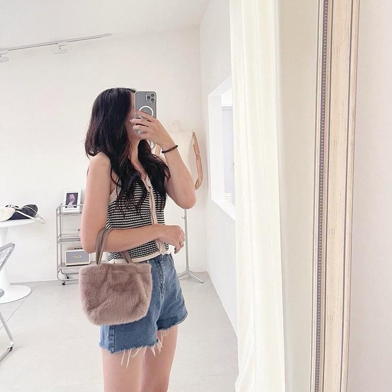 𝐖𝐚𝐘♡·現貨黑｜秋冬必備౨ৎ 超可愛毛毛手提包🧸 肩背包 單肩包 小方包 斜跨包 小廢包 韓系包包 秋冬包 女生包包✨-細節圖2