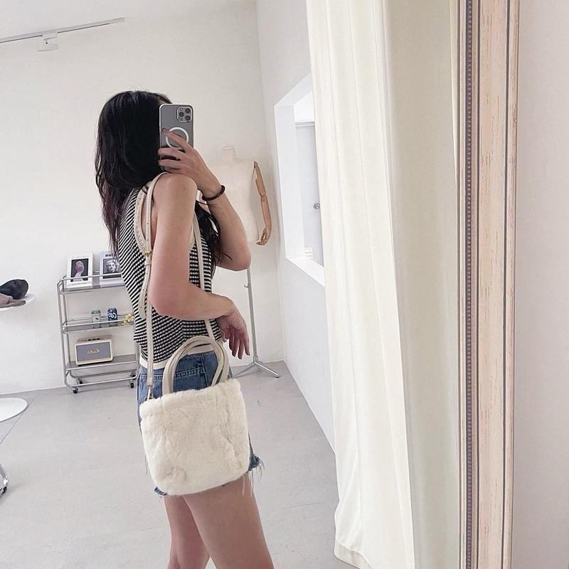 𝐖𝐚𝐘♡·現貨黑｜秋冬必備౨ৎ 超可愛毛毛手提包🧸 肩背包 單肩包 小方包 斜跨包 小廢包 韓系包包 秋冬包 女生包包✨-細節圖3