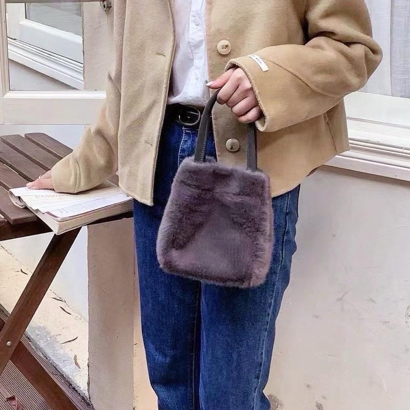 𝐖𝐚𝐘♡·現貨黑｜秋冬必備౨ৎ 超可愛毛毛手提包🧸 肩背包 單肩包 小方包 斜跨包 小廢包 韓系包包 秋冬包 女生包包✨-細節圖4