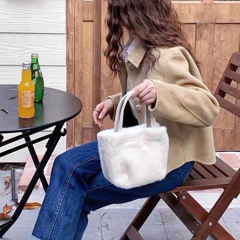 𝐖𝐚𝐘♡·現貨黑｜秋冬必備౨ৎ 超可愛毛毛手提包🧸 肩背包 單肩包 小方包 斜跨包 小廢包 韓系包包 秋冬包 女生包包✨-細節圖7