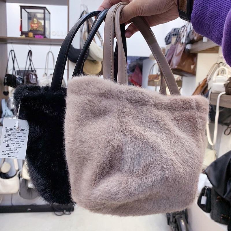 𝐖𝐚𝐘♡·現貨黑｜秋冬必備౨ৎ 超可愛毛毛手提包🧸 肩背包 單肩包 小方包 斜跨包 小廢包 韓系包包 秋冬包 女生包包✨-細節圖9