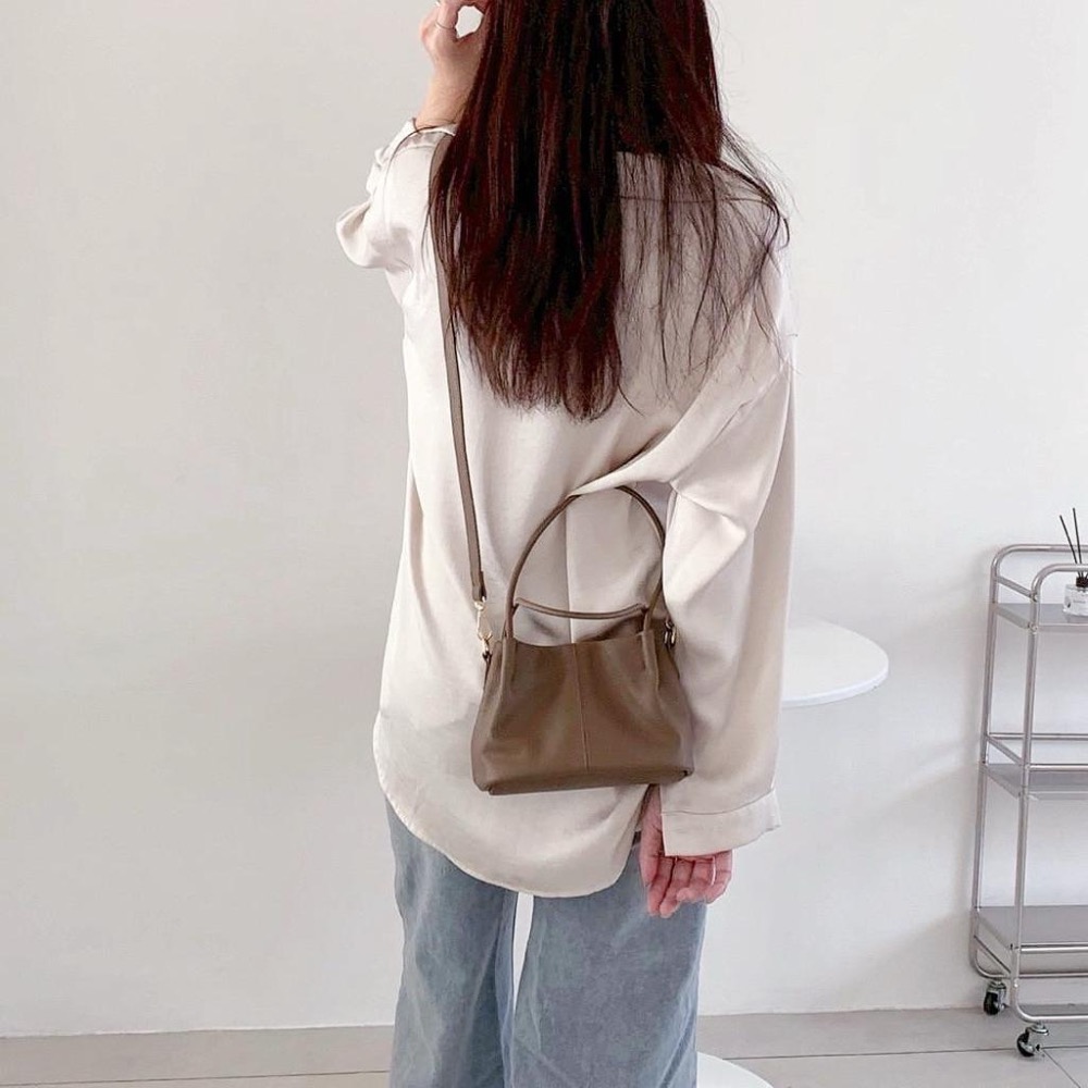 𝐖𝐚𝐘♡·現+預｜大推❤️‍🔥 質感𝐈𝐧𝐬風豆腐小方包 新色到 長夾可 荔枝紋 手提包 肩背包 實用小包 韓系包包✨-細節圖6