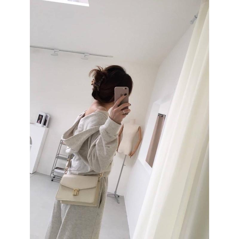 𝐖𝐚𝐘♡·現貨｜🇰🇷韓款ins風金釦豆腐小方包 簍空背帶 百搭不撞款  肩背包 信封包 女生包包✨-細節圖3