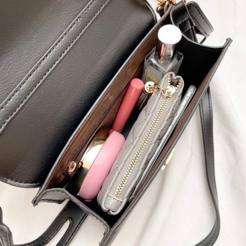 𝐖𝐚𝐘♡·現貨｜🇰🇷韓款ins風金釦豆腐小方包 簍空背帶 百搭不撞款  肩背包 信封包 女生包包✨-細節圖5