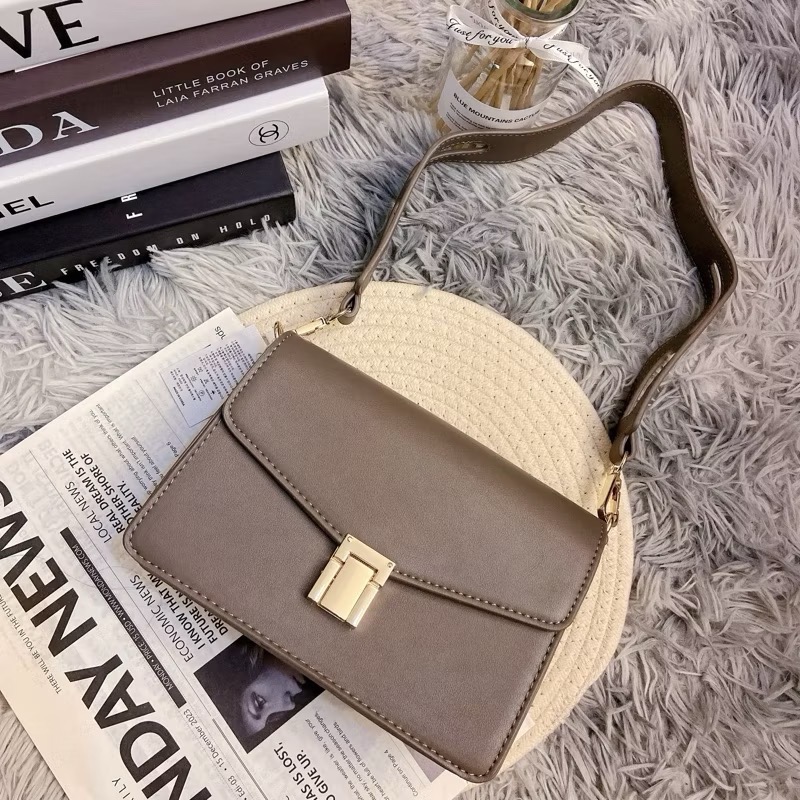 𝐖𝐚𝐘♡·現貨｜🇰🇷韓款ins風金釦豆腐小方包 簍空背帶 百搭不撞款  肩背包 信封包 女生包包✨-規格圖5