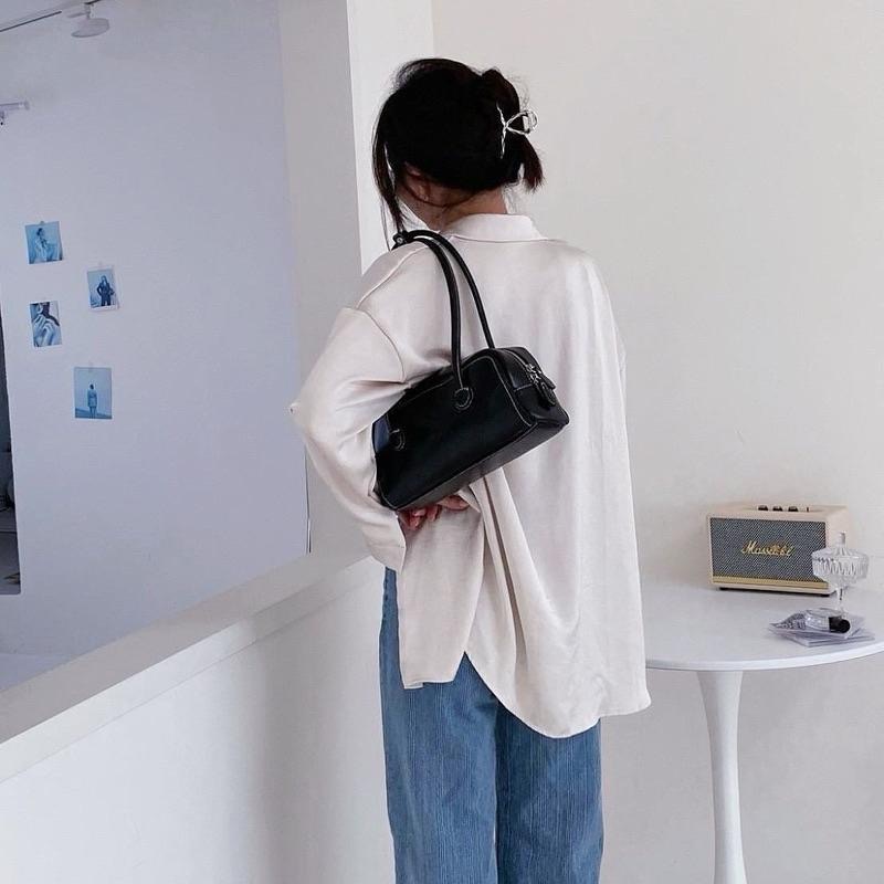 𝐖𝐚𝐘♡·現貨黑｜不能錯過的單品❣️韓系高質感反車線法棍包 大容量 保齡球包 肩背包 液下包 日常休閒 韓系包包✨-細節圖2