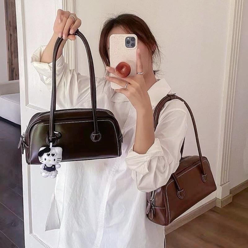 𝐖𝐚𝐘♡·現貨黑｜不能錯過的單品❣️韓系高質感反車線法棍包 大容量 保齡球包 肩背包 液下包 日常休閒 韓系包包✨-細節圖4