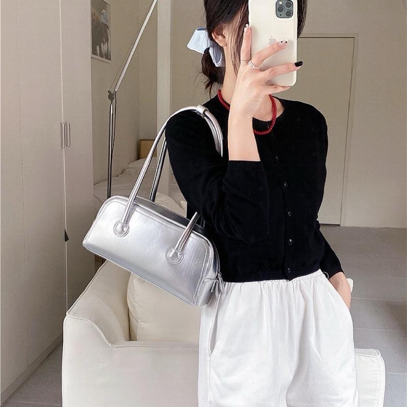 𝐖𝐚𝐘♡·現貨黑｜不能錯過的單品❣️韓系高質感反車線法棍包 大容量 保齡球包 肩背包 液下包 日常休閒 韓系包包✨-細節圖5