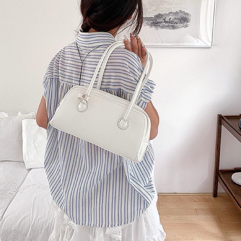 𝐖𝐚𝐘♡·現貨黑｜不能錯過的單品❣️韓系高質感反車線法棍包 大容量 保齡球包 肩背包 液下包 日常休閒 韓系包包✨-細節圖6