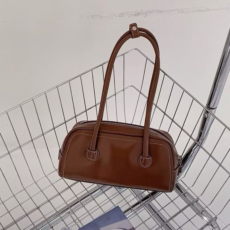 𝐖𝐚𝐘♡·現貨黑｜不能錯過的單品❣️韓系高質感反車線法棍包 大容量 保齡球包 肩背包 液下包 日常休閒 韓系包包✨-規格圖9