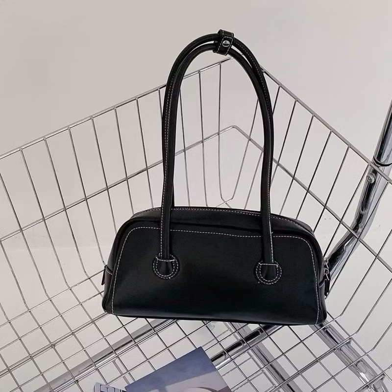 𝐖𝐚𝐘♡·現貨黑｜不能錯過的單品❣️韓系高質感反車線法棍包 大容量 保齡球包 肩背包 液下包 日常休閒 韓系包包✨-規格圖9