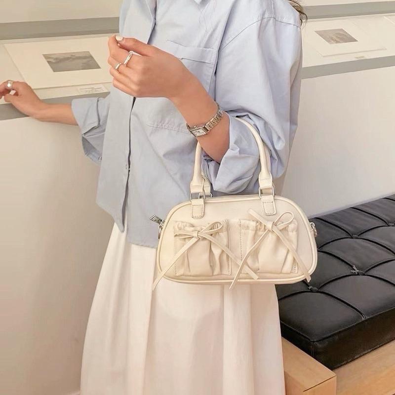 𝐖𝐚𝐘♡·現貨白｜陪妳可可愛愛♡ 雙口袋蝴蝶結造型波士頓包 長夾可放 手提包 肩背包 保齡球包 斜跨包 韓系包✨-細節圖3