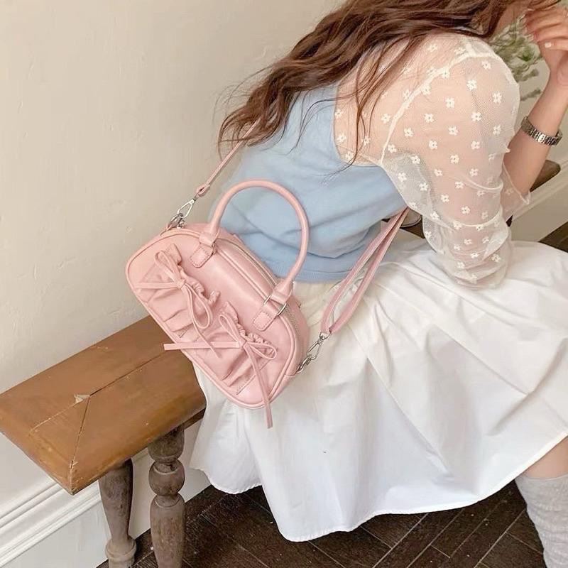 𝐖𝐚𝐘♡·現貨白｜陪妳可可愛愛♡ 雙口袋蝴蝶結造型波士頓包 長夾可放 手提包 肩背包 保齡球包 斜跨包 韓系包✨-細節圖7