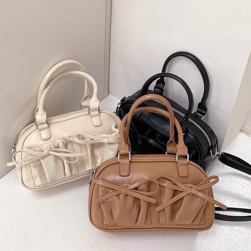 𝐖𝐚𝐘♡·現貨白｜陪妳可可愛愛♡ 雙口袋蝴蝶結造型波士頓包 長夾可放 手提包 肩背包 保齡球包 斜跨包 韓系包✨-細節圖8